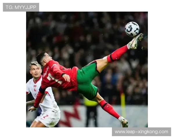 足球球星跪地瞬间震撼全场体现无限热爱与坚持精神